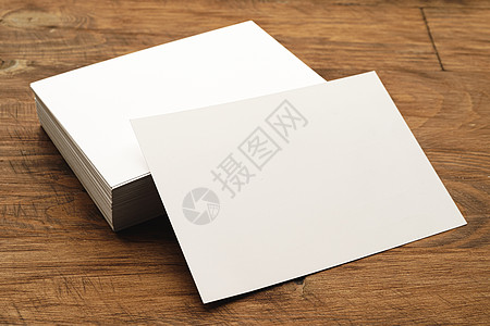 粗木制表格上的空白商务名片堆叠床单打印橡木正方形木头人士展示广告公司地址图片