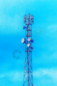 位于蓝天背景的移动技术电讯网络塔台Tall播送蓝色细胞信号微波发射机天空桅杆频率车站图片