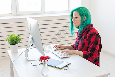 设计师 创意 人的概念  绿发女设计师在平板电脑上做项目艺术女士风格手写笔创造力命令装饰绘画艺术家技术图片