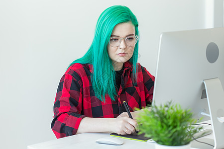 设计师 创意 人的概念  绿发女设计师在平板电脑上做项目职业女士办公室药片软垫桌子笔记本商业绘画工具图片