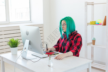 创意 插图和设计者概念有绿色头发的快乐妇女正在绘制一个项目工人工作艺术家衬衫成功创造者发型进步设计师艺术图片