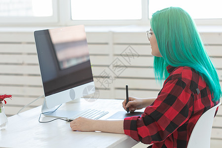 设计师 创意 人的概念 — 绿发女设计师在平板电脑上做项目 侧视图片
