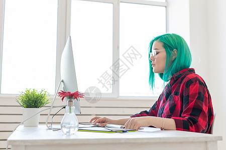 创意 插图和设计者概念有绿色头发的快乐妇女正在绘制一个项目职场衬衫艺术进步成就职业女士办公室创造者理发图片