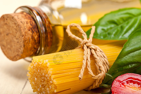 意大利意大利意大利面糊番茄和巴西尔面条午餐乡村蔬菜食物厨房草本植物餐厅美食食谱图片