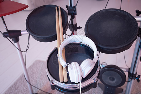 乐器 爱好和音乐概念  耳机 鼓槌低音居住电子技巧音乐家派对黑色收音机工作室仪器背景图片