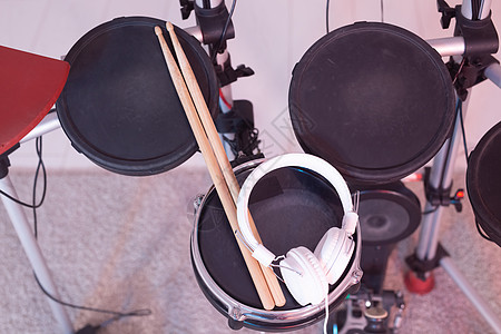 音乐 爱好 乐器概念  带鼓槌和耳机的鼓 顶视图记录音乐会仪器行动混合器乐队保险黑色电子派对背景图片