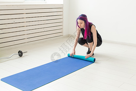 瑜伽banner穿着彩色头发折叠体操垫和体育课课后运动垫的苗条女孩 瑜伽和小便的概念活动行动运动装身体福利女性蓝色耐力运动员动机背景