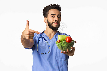 配有蔬菜健康食品营养学家的男男性医生板工作室工作营养学沙拉排毒药品医院保险实验室食物图片