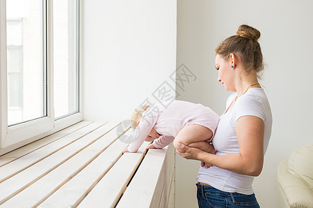 母亲和婴儿在玩耍和笑 一个幸福的家庭母性喜悦眼睛女孩微笑妈妈女士压痛女儿房间图片