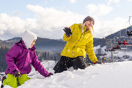 在滑雪度假胜地休家庭冬假活力乐趣风镜成人运动山腰滑雪者女士男人童年图片