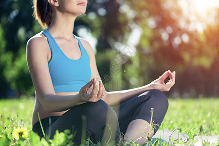女孩在青草上以莲花的姿势冥想有氧运动幸福运动装公园瑜伽练习女士晴天活力身体图片