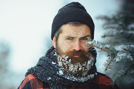 冬季画像关门了 冬林中留胡子的人 下着雪图片