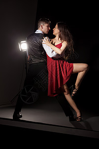 在最浪漫的舞蹈探戈中的男人和女人女性拉丁成人男性行动情绪女士女孩音乐领导图片