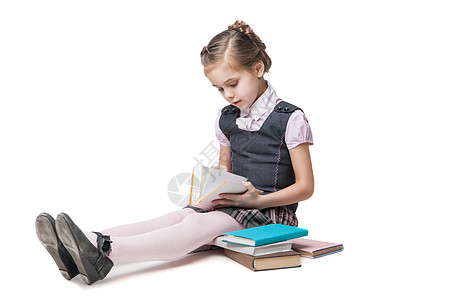 穿着校服 书坐在地板上的漂亮女孩 身着校服百科童年学习智慧女性女孩训练科学乐趣全书图片