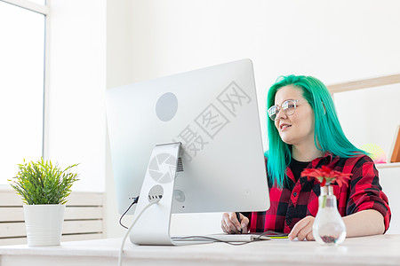 设计师 创意 人的概念  绿发女设计师在平板电脑上做项目艺术办公室女士艺术家工具监视器商业绘画插画家软垫图片