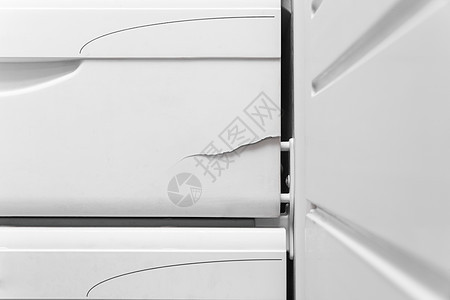 冰箱冷冻柜的聚苯乙烯盖子上的裂缝 特写 需要修理冰箱 必须修复冰箱器具冷却损害温度架子餐饮冰柜家庭冷藏冷却器图片