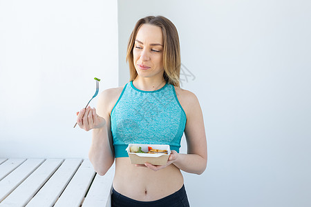 健康饮食 节食和健身概念锻炼后吃蔬菜和肉的年轻女性早餐重量女士午餐沙拉食物素食主义者盘子桌子皮肤图片