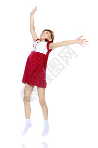 小女孩举起手跳起来微笑运动公主快乐空气女儿卷曲工作室冒充活力图片