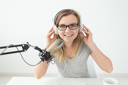 播客 音乐和广播概念 — 女性在广播中讲话 担任主持人特写图片