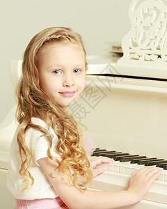 有个小女孩坐在白色钢琴边上音乐学习孩子笔记嘴唇旋律公主t恤童年工作室背景