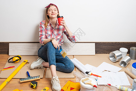坐在地板上的梦幻美美少女画家住宅杯子刷子项目建筑学建筑房子女士工作衬衫图片