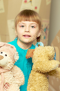 带着泰迪熊的小女孩孩子毛皮女儿女性礼物快乐微笑童年冒充幸福图片