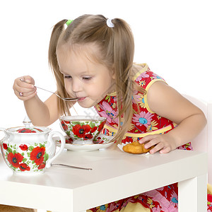 小女孩在喝茶母亲乐趣童年杯子饮料婴儿孩子巧克力喜悦桌子图片