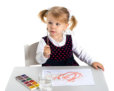 一个小女孩在桌子上画画创造力白色快乐学习家庭女性童年铅笔艺术幼儿园图片
