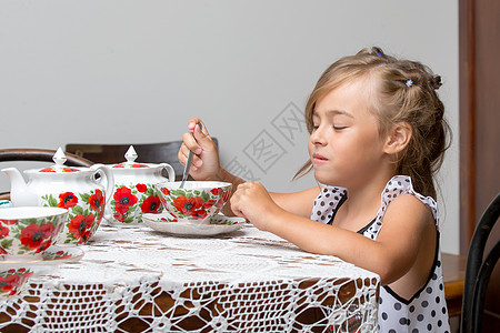 小女孩在喝茶快乐女儿母亲早餐咖啡微笑巧克力女性杯子喜悦图片
