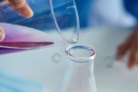 生物技术分析实验的实验室研究化学溶化方法 对试验的分析安全医生专家学习科学家风镜药品男性技术员医院图片