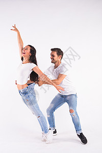 有激情的情侣在白背景上跳社会舞蹈舞或bachata semba或talaxia情人女孩女性行动舞蹈家男人热情舞者情感社交图片
