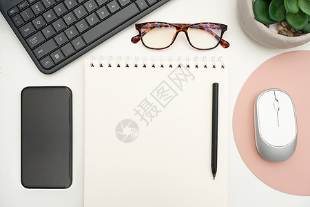 办公鼠标办公桌上的办公用品 包括键盘 眼镜和用于远程工作的咖啡杯 用于学习的各种学校公用设施 包括热饮和眼镜咖啡设计手机商业电脑记事本职背景