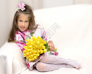 带着一束花的小女孩礼物童年场地草地乐趣婴儿花束裙子女性快乐图片