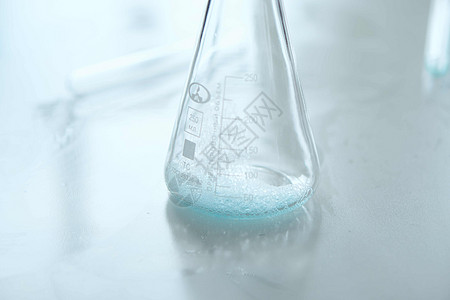 生物技术分析实验的实验室研究化学溶化方法 对试验的分析医生帽子化学家男人烧瓶药品科学家外套样本科学图片