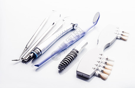 白桌上的牙科工具乐器治疗牙齿技术外科卫生配饰桌子镜子手术图片