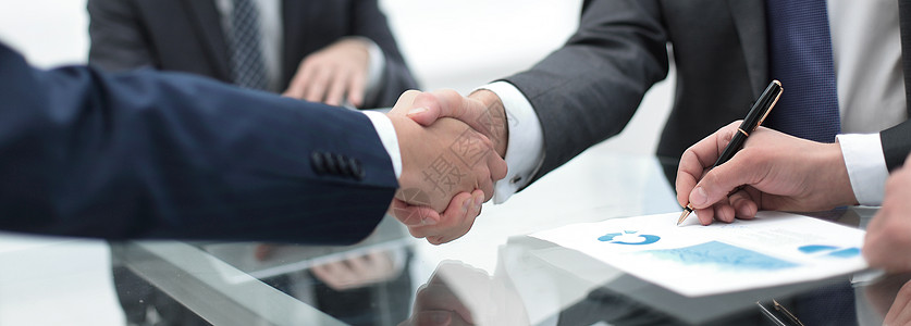商业伙伴的握手相撞合伙商务员工管理人员销售合同男人人士合作协议图片