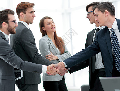 商业团队领导人握手握手对抗伙伴办公室公司商务成人手势套装生意人男人图片