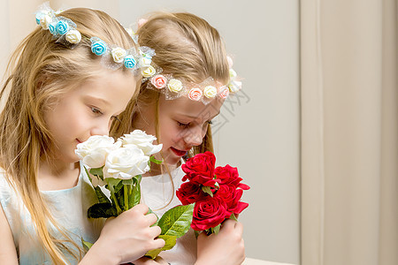 两个带着鲜花的小女孩花朵友谊裙子拥抱青年家庭喜悦农村幸福闺蜜图片