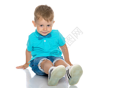 小男孩蹲下来了儿童盒子年龄宝贝婴儿男生工作室孩子小学男性背景图片
