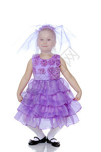 穿紫色裙子的小女孩公主微笑工作室冒充长发孩子卷曲幸福手势童年图片
