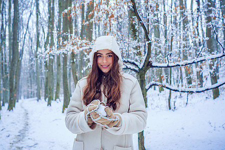 冬天女人的乐趣 女孩在公园里玩雪 冬天的女人衣服 冬天的女人雪图片