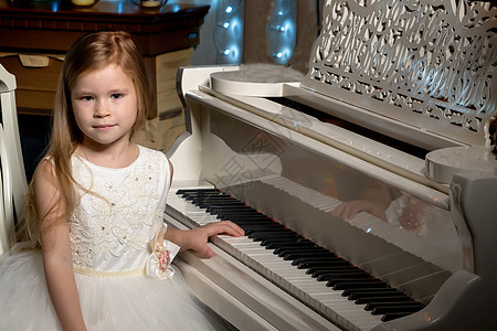 小女孩在烛光下弹钢琴天赋钢琴家女性白色钢琴音乐家婴儿旋律教育孩子图片