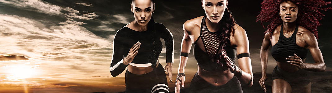 运动能力强的女子短跑运动员 穿着运动服在户外跑步 健身和运动的动力 带有复制空间的赛跑者概念女士太阳训练竞赛起跑线冠军广告海报横图片