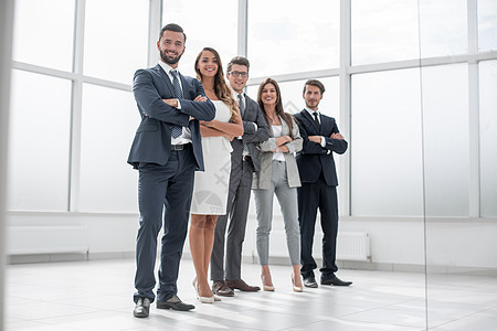 一群商务人士和商界女商务人士站在一个大窗口的办公室里 一大笔钱图片