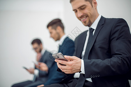使用智能手机的工商业经营人士面试工作就业招聘工人专业人员团队咨询商务技术图片
