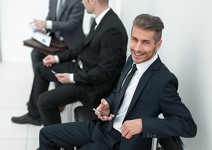 雇员在办公室走廊的休息时间咨询工作公司职业就业成人技术面试客户人士图片
