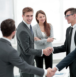 现职的商界人士握握手笔记本友谊团队合伙男人交易经理商务男性办公室图片