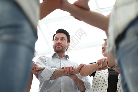老板和企业团队形成一对手圈团体联盟手势协议办公室工作圆圈手臂男人友谊图片