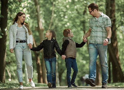 现代家庭在公园里散步父母男生孩子们农村父亲儿子姐姐童年森林女儿图片