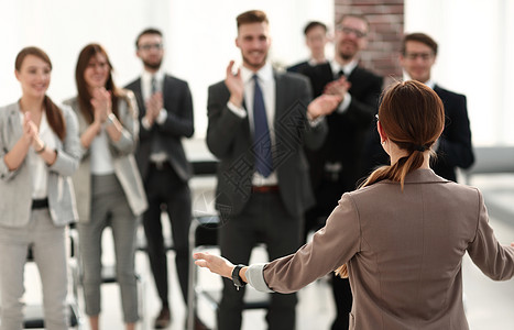 后视图 女商务人士为员工做报告工人商务企业家训练管理人员会议讨论女性顾问领导背景图片